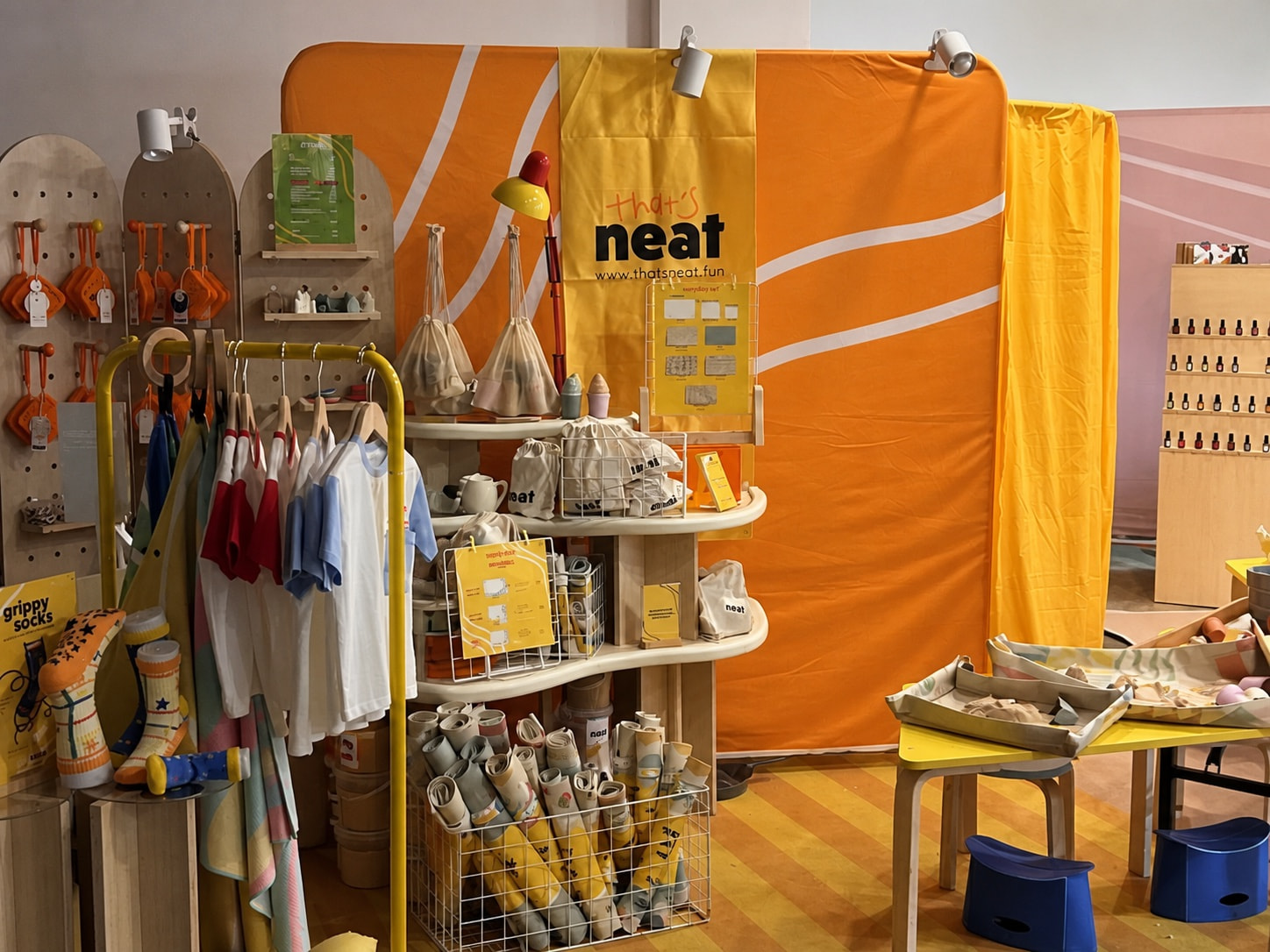 that's neat branded tension fabric backdrop installed behind its event booth